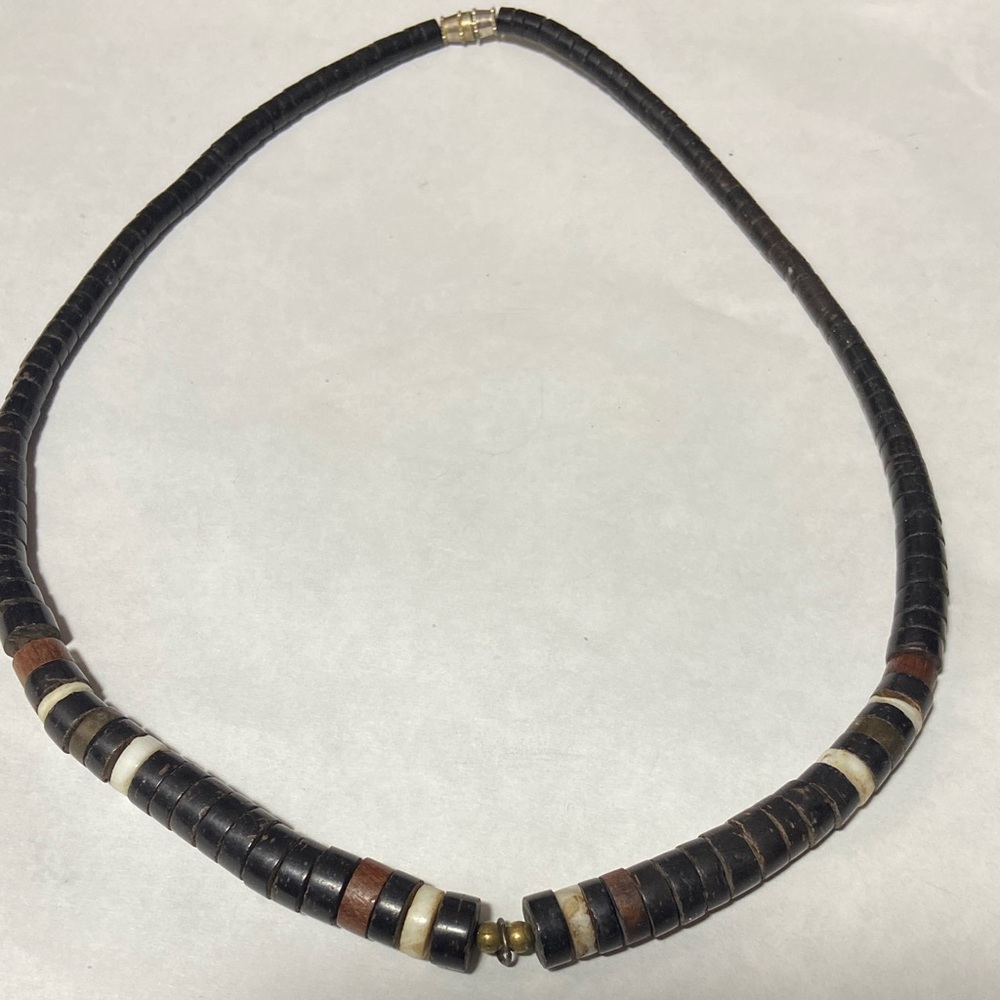 VTG 70’s Santo Domingo Heishi Shell Necklace Graduated Brown Cream 19”